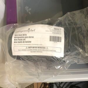 Pampered Chef Mini Oven Mitts - White and Purple